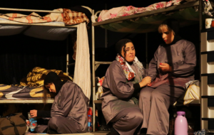 گزارش تصویری نمایش “لبخندهای آویخته” در رشت