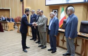 تجلیل از ۲۲ واحد صنعتی و معدنی نمونه استان/ رشد ۵۳۰ درصدی سرمایه‌گذاری صنعتی در استان